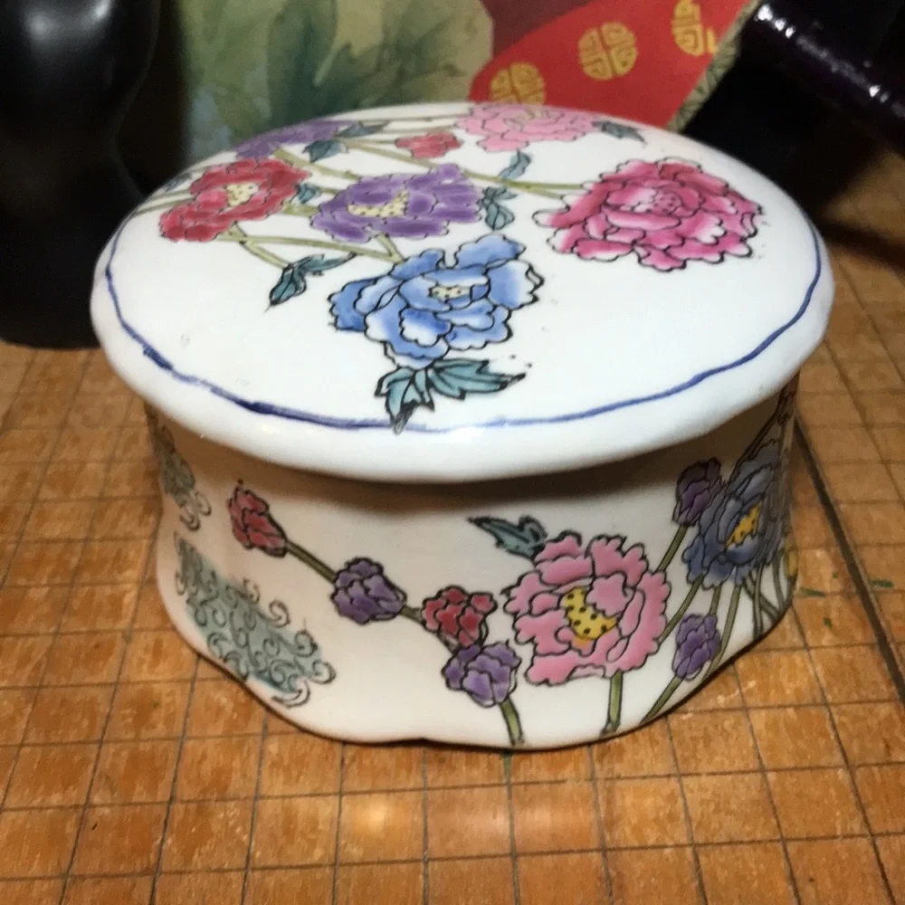 Ceramic Jewelry Box Floral Macao Style China Multicolor Midcentury 4”Dx2-3/8”H